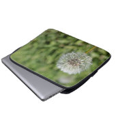 緑の草の上の白いタンポポの花 ラップトップスリーブ (正面下部)