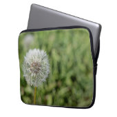 緑の草の上の白いタンポポの花 ラップトップスリーブ (正面左)