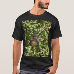 緑の草の上の赤いクモ Tシャツ