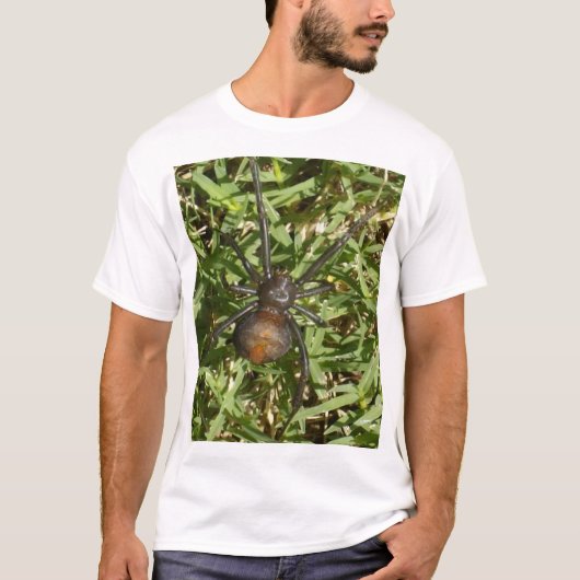 緑の草の上の赤いクモ Tシャツ (正面)