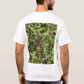 緑の草の上の赤いクモ Tシャツ (裏面)