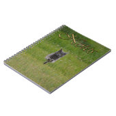 緑の草の上を走るキュートなグレーファームキャットレース写真 ノートブック (左側)