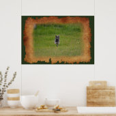 緑の草の上を走るキュートなグレーファームキャットレース写真 ポスター (キッチン)