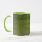 緑の草の上を走るキュートなグレーファームキャットレース写真 マグカップ (左)