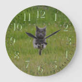 緑の草の上を走るキュートなグレーファームキャットレース写真 ラージ壁時計 (正面)