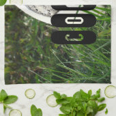 緑の草の中の白と黒のサッカーボール キッチンタオル (折り畳み)