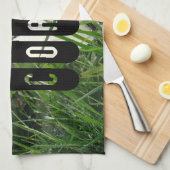 緑の草の中の白と黒のサッカーボール キッチンタオル (四つ折り)