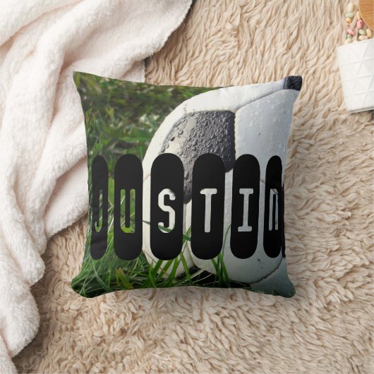 緑の草の中の白と黒のサッカーボール クッション (ブランケット)