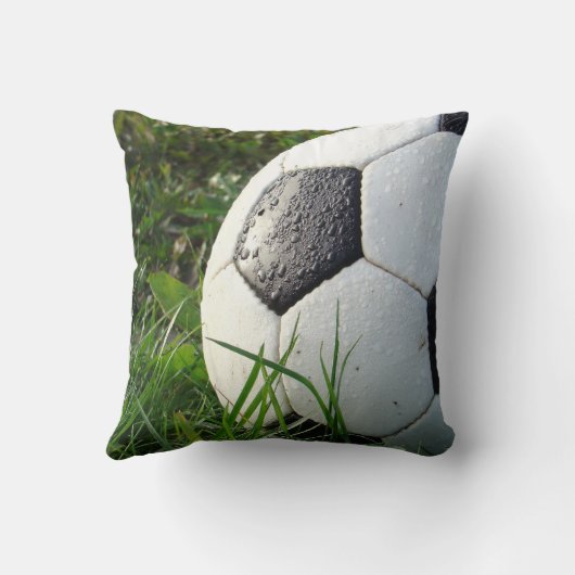 緑の草の中の白と黒のサッカーボール クッション (裏面)