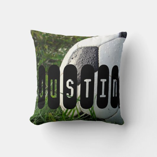 緑の草の中の白と黒のサッカーボール クッション (正面)