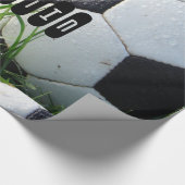 緑の草の中の白と黒のサッカーボール ラッピングペーパー (角)