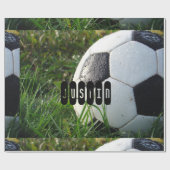 緑の草の中の白と黒のサッカーボール ラッピングペーパー (フラット)