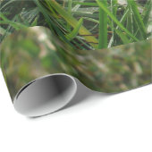 緑の草の中の白と黒のサッカーボール ラッピングペーパー (ロールコーナー)