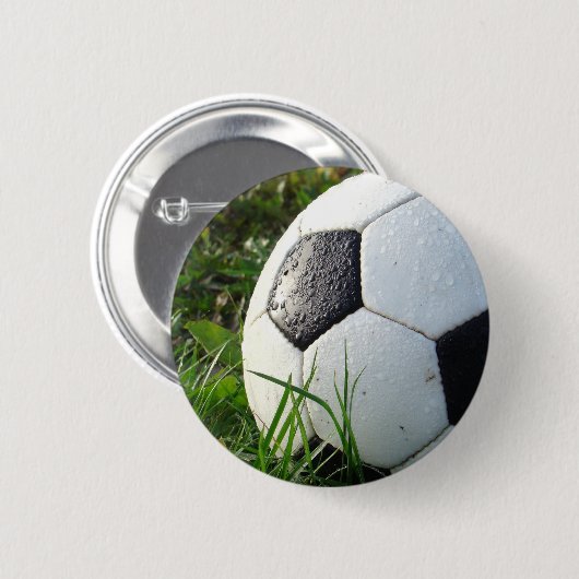 緑の草の中の白と黒のサッカーボール 缶バッジ (正面&裏面)