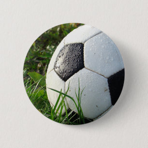 緑の草の中の白と黒のサッカーボール 缶バッジ