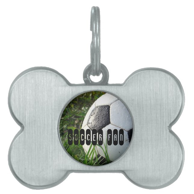 緑の草の中の白黒のサッカーボールペットタグ ペットネームタグ (正面)