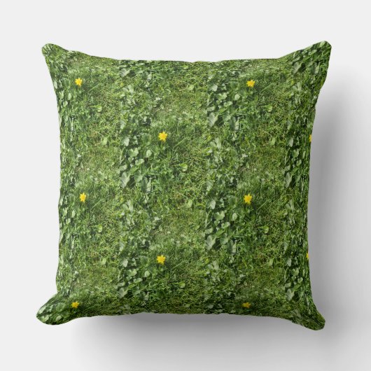 緑の草の中の黄色いバターカップ クッション (正面)