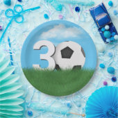 緑の草の中の30歳の誕生日サッカーボール ペーパープレート (パーティー)