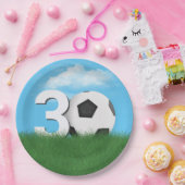 緑の草の中の30歳の誕生日サッカーボール ペーパープレート (パーティー)