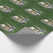緑の草の背景にゴルフバッグを付けたゴルフカート ラッピングペーパー (角)