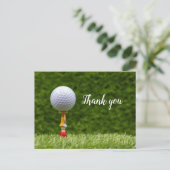 緑の草の背景のティーにゴルフボールが載っている ポストカード (スタンド正面)