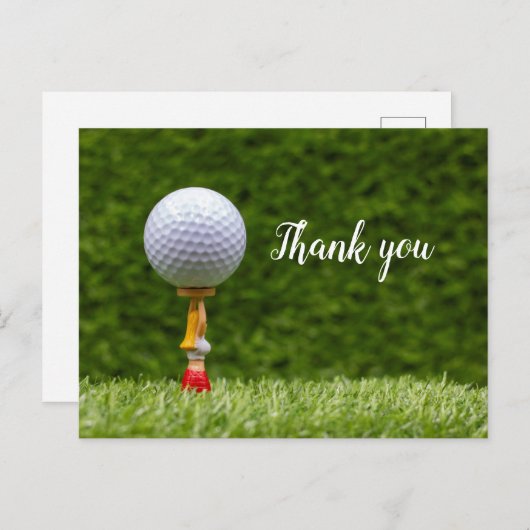 緑の草の背景のティーにゴルフボールが載っている ポストカード (正面/裏面)