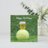 緑の草の誕生日にビールが付いたテニスボール カード (スタンド正面)