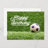 緑の草の車にボールを持つサッカーハッピーバースデー ポストカード (正面/裏面)