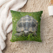 緑の草むらにいるカメ クッション (ブランケット)