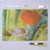 緑の草原で休む女性 薄葉紙 (クラフト)