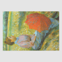 緑の草原で休む女性