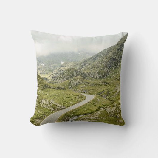 緑の草原と山 クッション (正面)