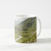 緑の草原と山 コーヒーマグカップ (正面右)