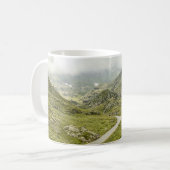 緑の草原と山 コーヒーマグカップ (正面左)
