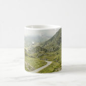 緑の草原と山 コーヒーマグカップ (中央)
