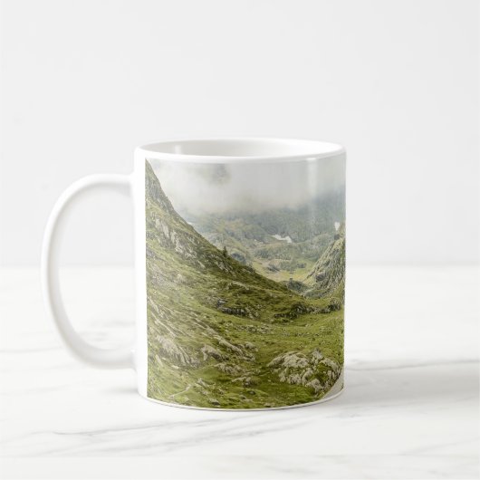 緑の草原と山 コーヒーマグカップ (左)