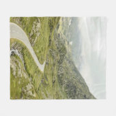 緑の草原と山 フリースブランケット (正面(横))