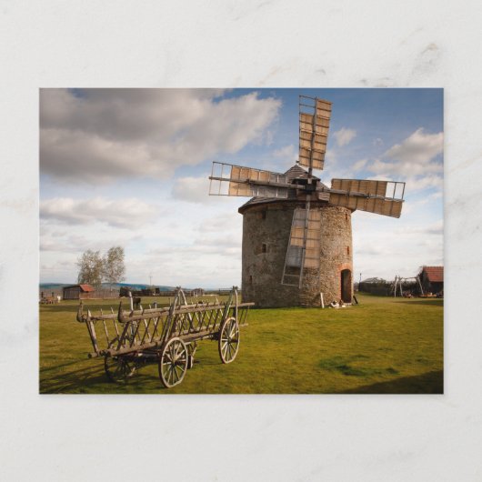 緑の草原と白い雲と青い空の風車 ポストカード (正面)