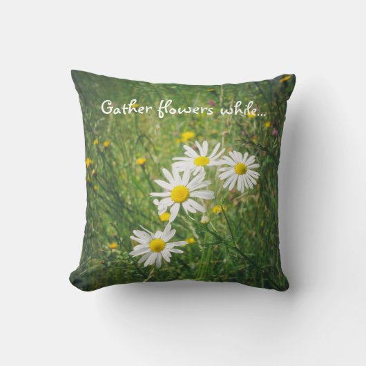 緑の草原にカモミールとクローバーの花 クッション (正面)