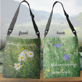緑の草原にカモミールとチコリーの花 クロスボディバッグ