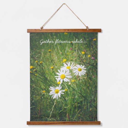 緑の草原にカモミールとチコリーの花 吊り下げ型タペストリー (正面)