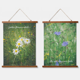緑の草原にカモミールとチコリーの花 吊り下げ型タペストリー