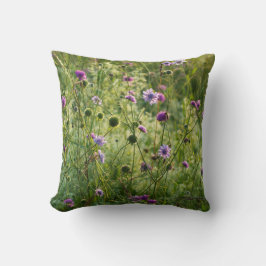 緑の草原に咲く紫色の野生の花 クッション