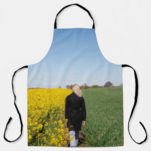 緑の草原に立つ黒いコートを着た女性  エプロン (正面)