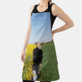 緑の草原に立つ黒いコートを着た女性  エプロン (インサイチュ)