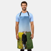 緑の草原に立つ黒いコートを着た女性  エプロン (着用した状態)