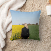 緑の草原に立つ黒いコートを着た女性  クッション (ブランケット)