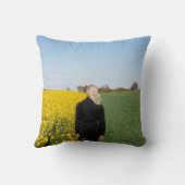 緑の草原に立つ黒いコートを着た女性  クッション (裏面)