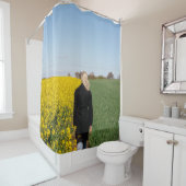 緑の草原に立つ黒いコートを着た女性  シャワーカーテン (インサイチュ)