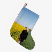 緑の草原に立つ黒いコートを着た女性  スモールクリスマスストッキング (正面 (吊り時))